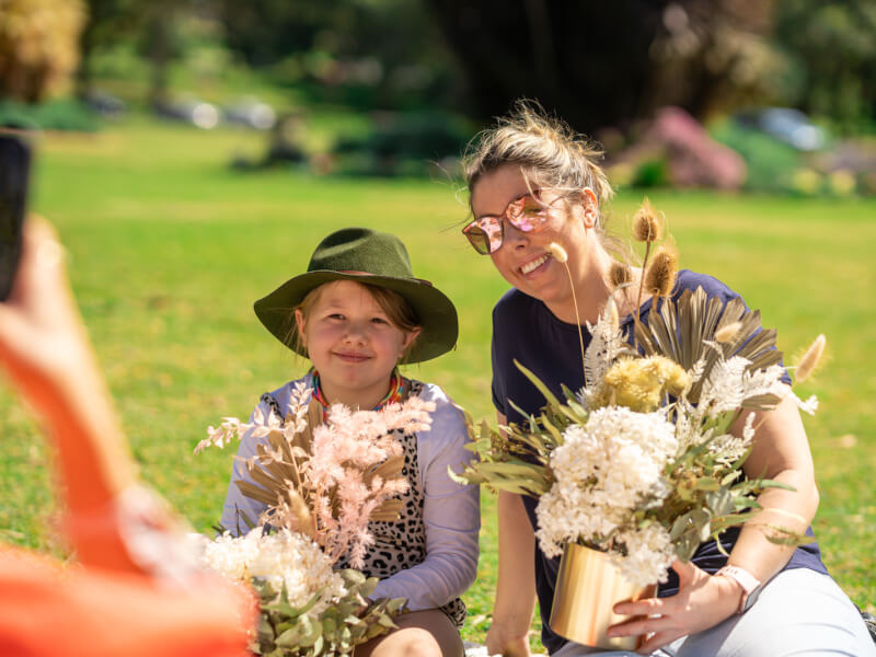 dried flower arranging class for mother and daughter